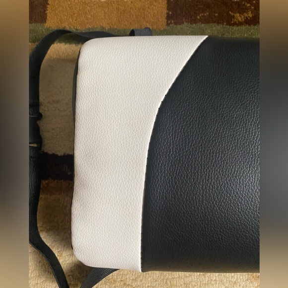 Gaming chair back/neck pad - Picture 2 of 3